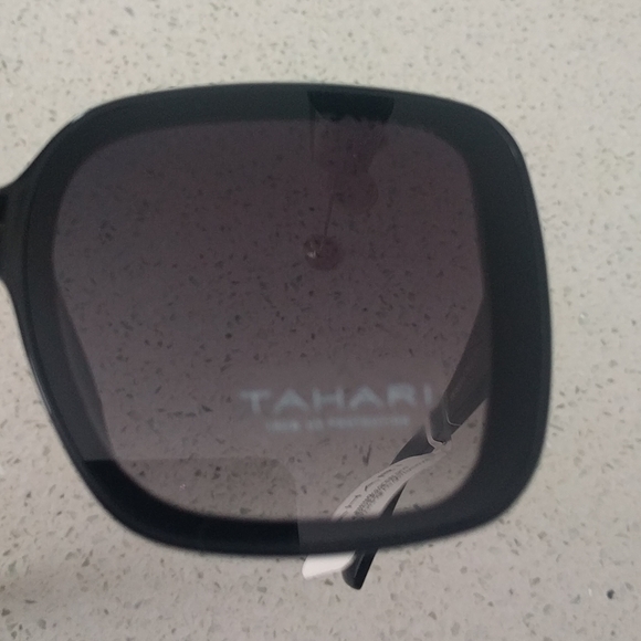 Beautiful black sunglasses by Tahari 🍀🍀🍀 - Picture 3 of 8